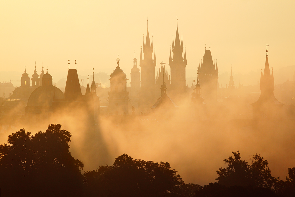 Pražské věže v ranní mlze